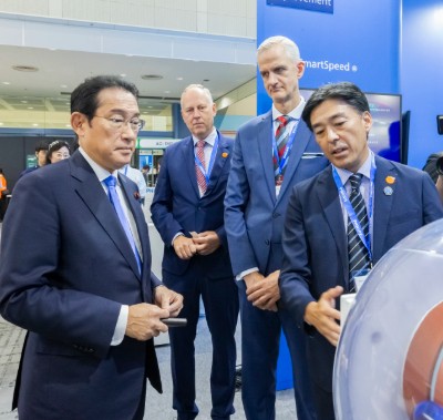 岸田元総理がフィリップス社ブース視察